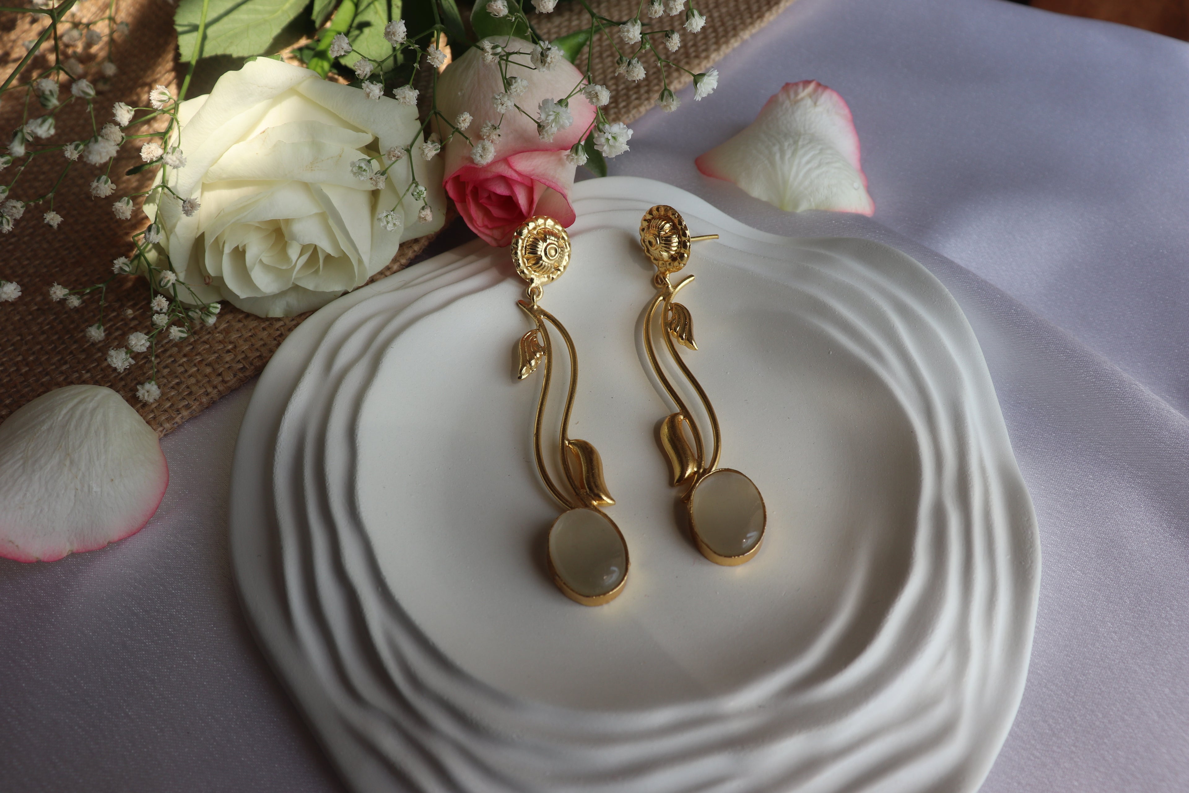 Natural stone monalisa earrings white