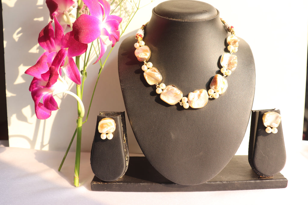Chic Crystal Pearl Necklace