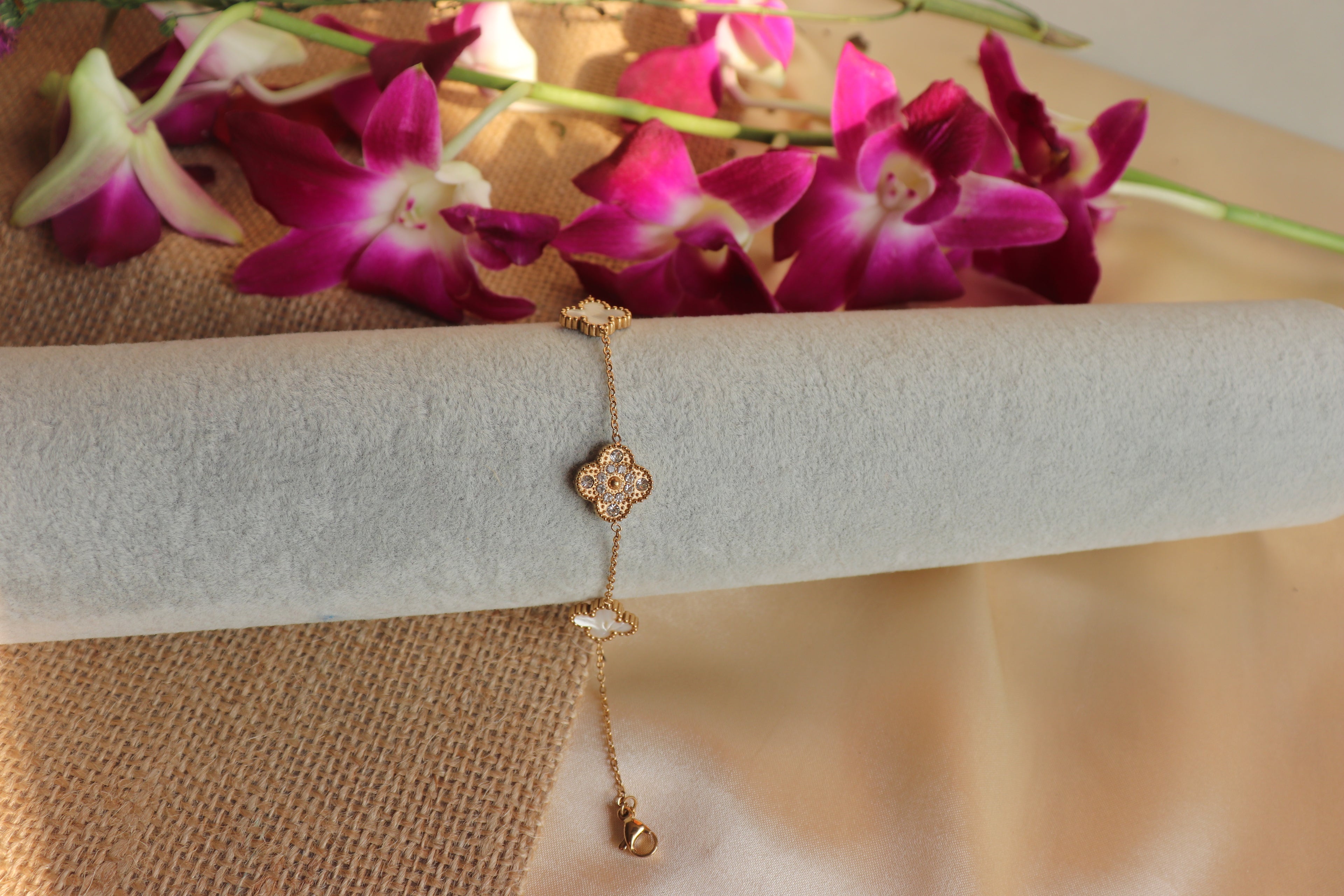 White and golden Clover chain Bracelet