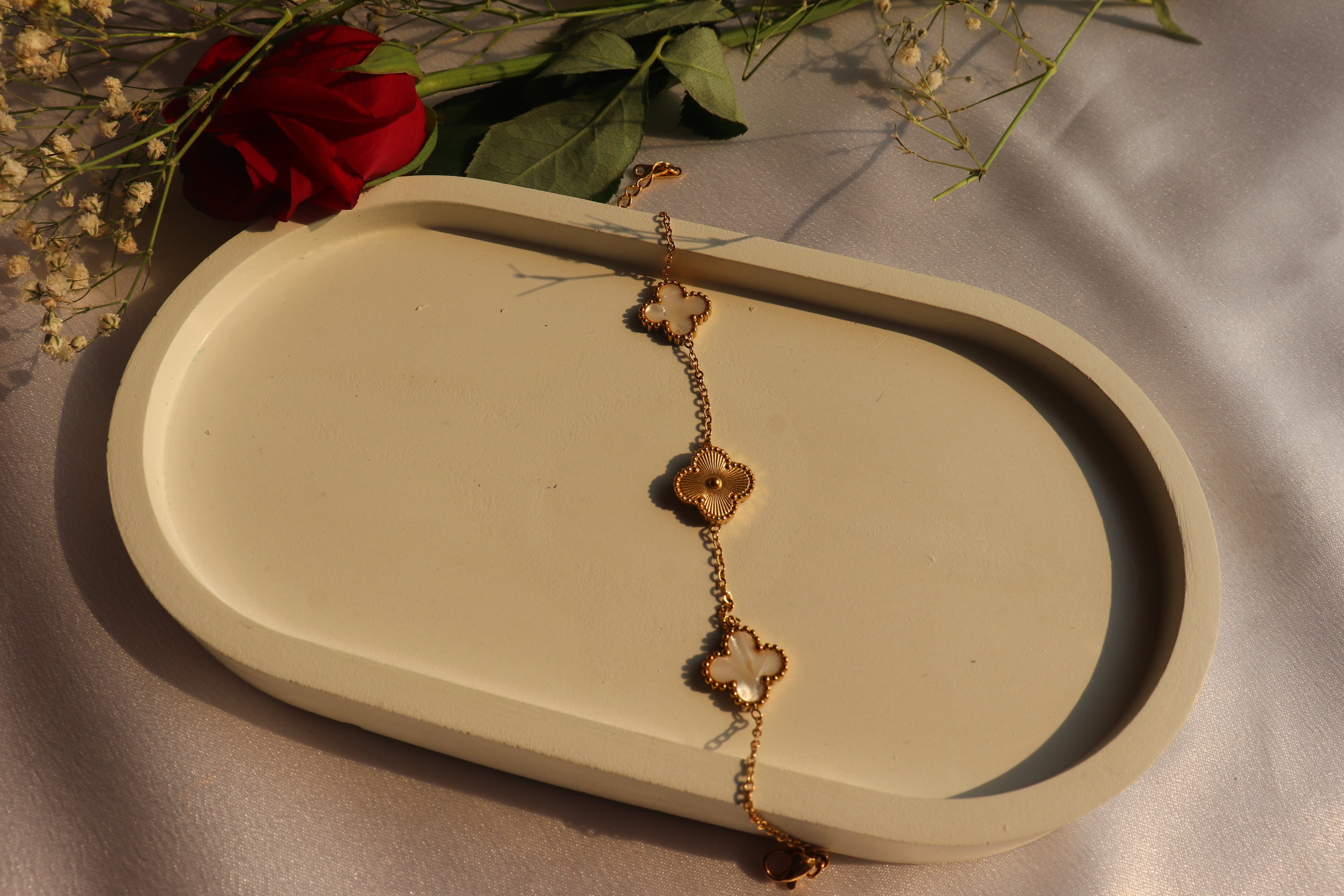 White and golden Clover chain Bracelet