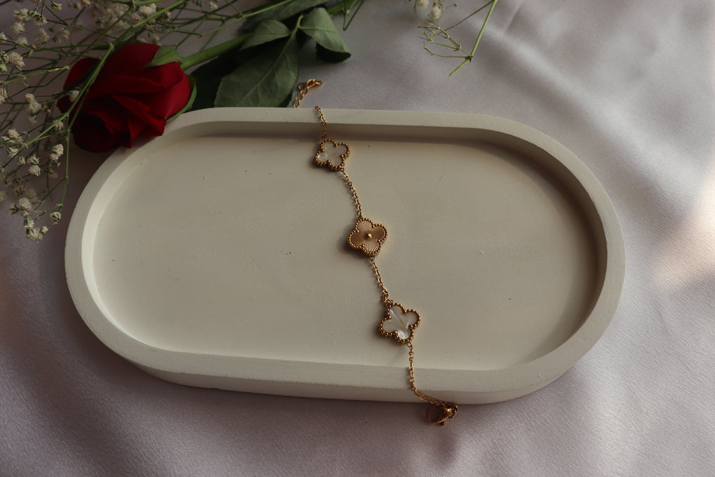 White and golden Clover chain Bracelet