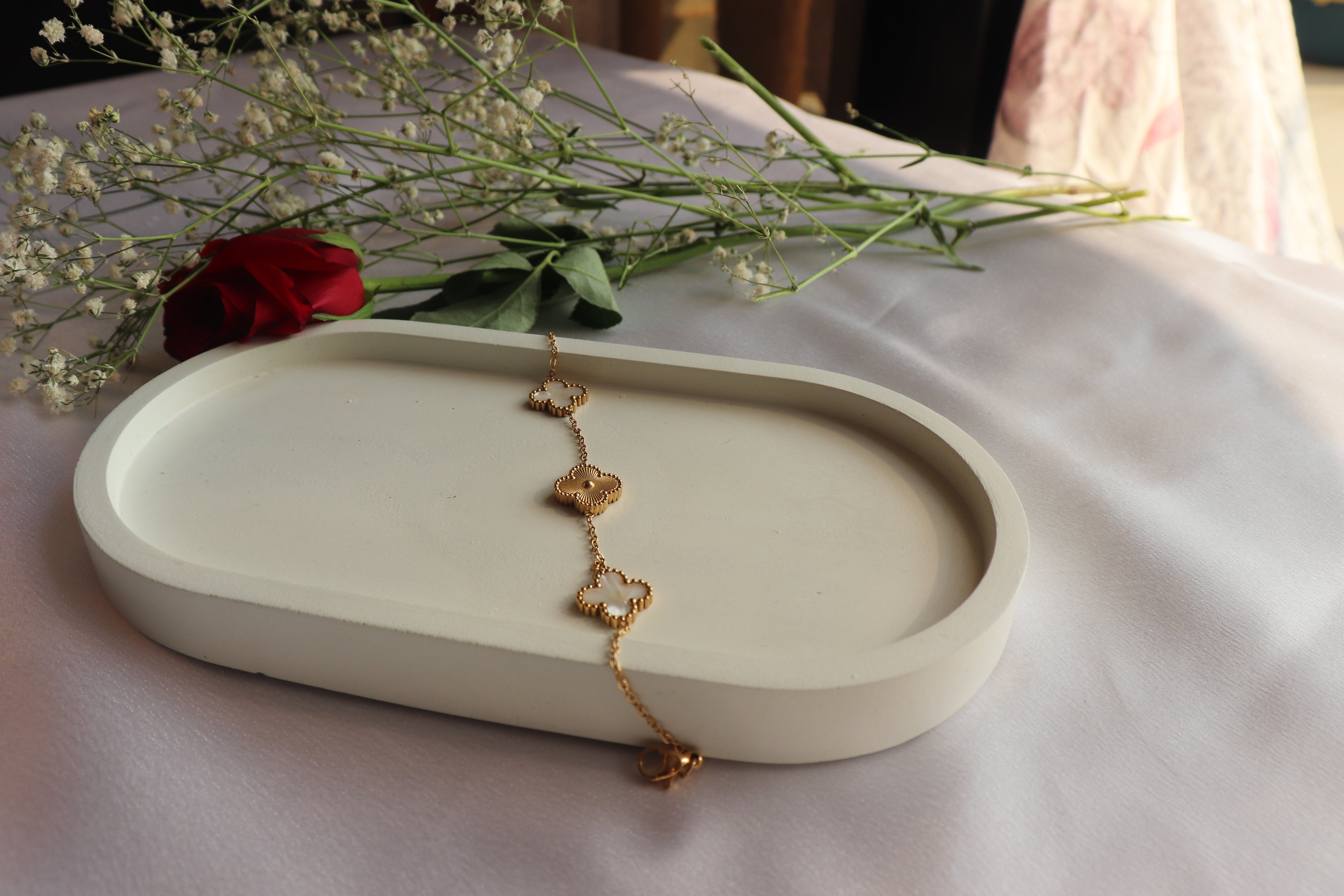 White and golden Clover chain Bracelet