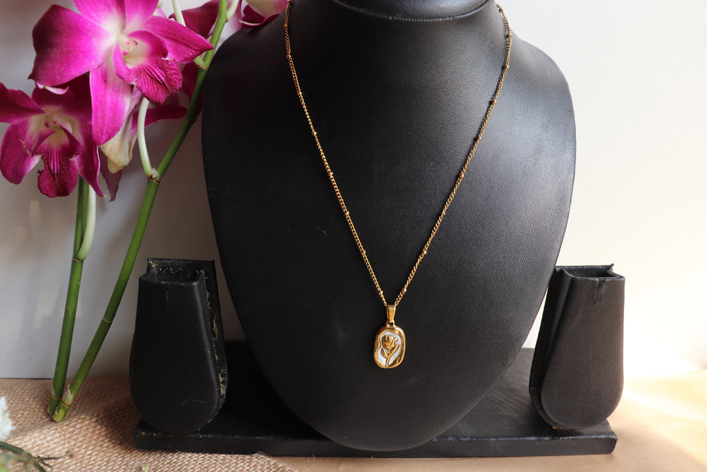 Fairy-Tale Rose & Shell Necklace